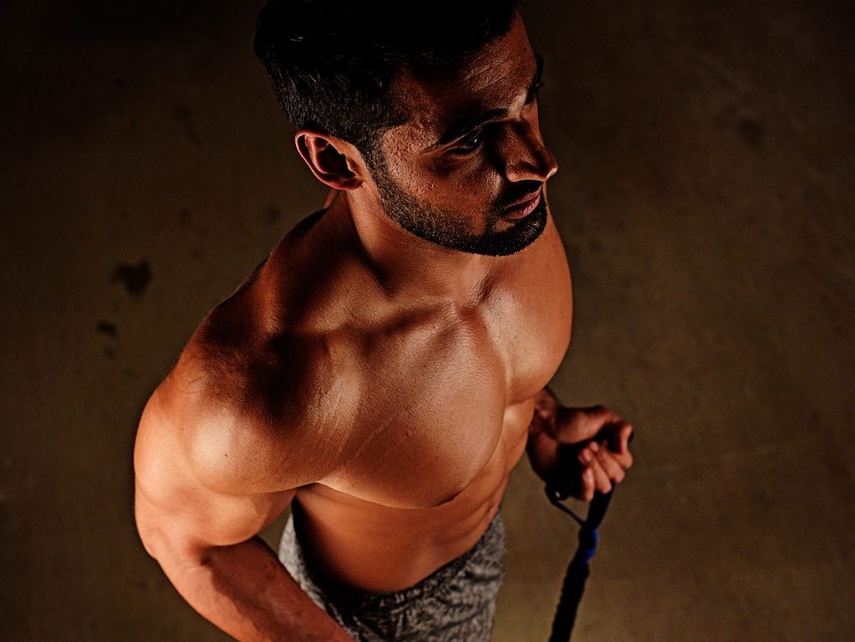 Homme tirant des cordes